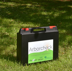 Ein Koffer, der das Vitalitätsmessgerät Arborcheck enthält, steht auf einer Wiese.