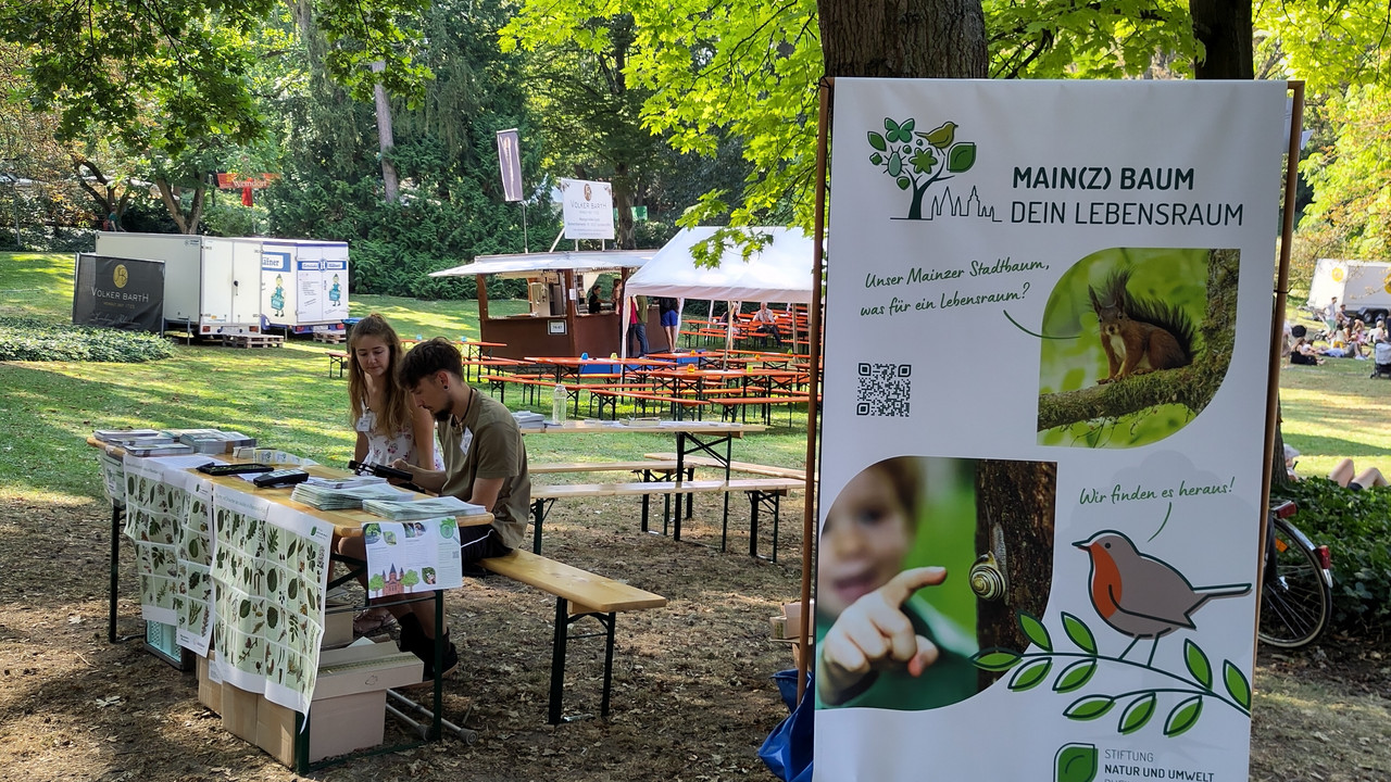 Das Banner des Projekts am Stand beim Mainzer Weinmarkt