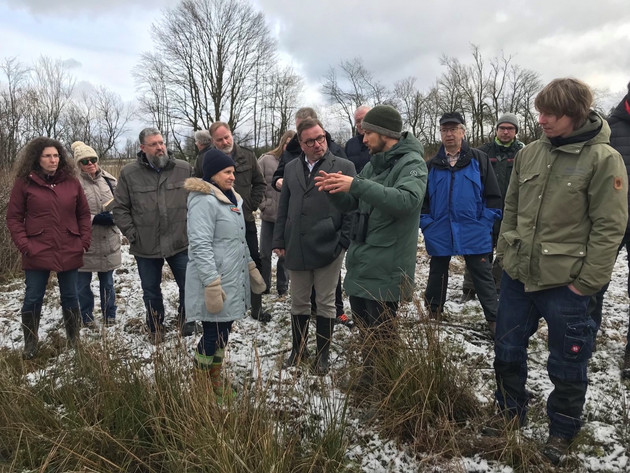 Staatsministerin anlässlich der Maßnahme aus Ersatzzahlungen zum Blauschillernden Feuerfalter zu Besuch im Westerwald