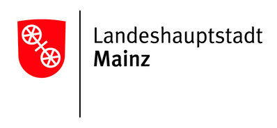 Das Wappen der Stadt Mainz zeigt zwei sechsspeichige silberne Räder, die durch ein Kreuz verbunden sind, auf rotem unten rundem Schild.